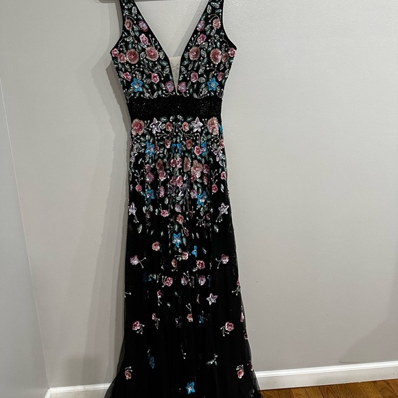 GORGEOUS MAC DUGGAL 3D SEQUIN APPLIQUÉ GOWN NWOT - Picture 6 of 11